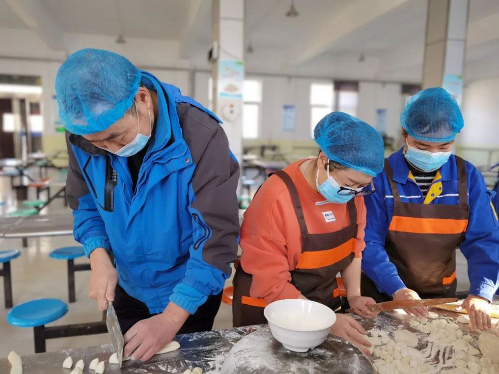 冲床工厂冬至包饺子